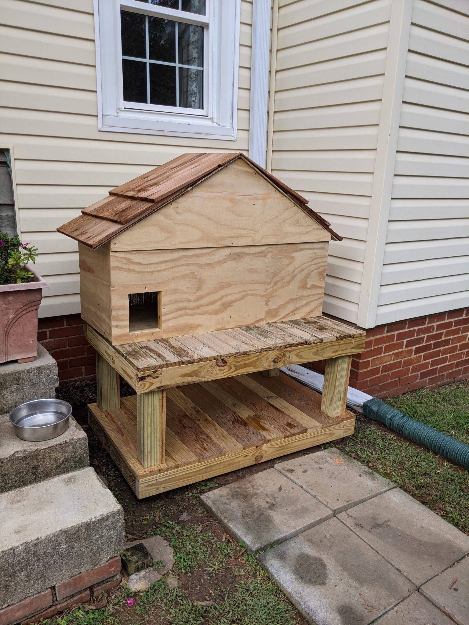 DIY Outdoor Cat Shelter