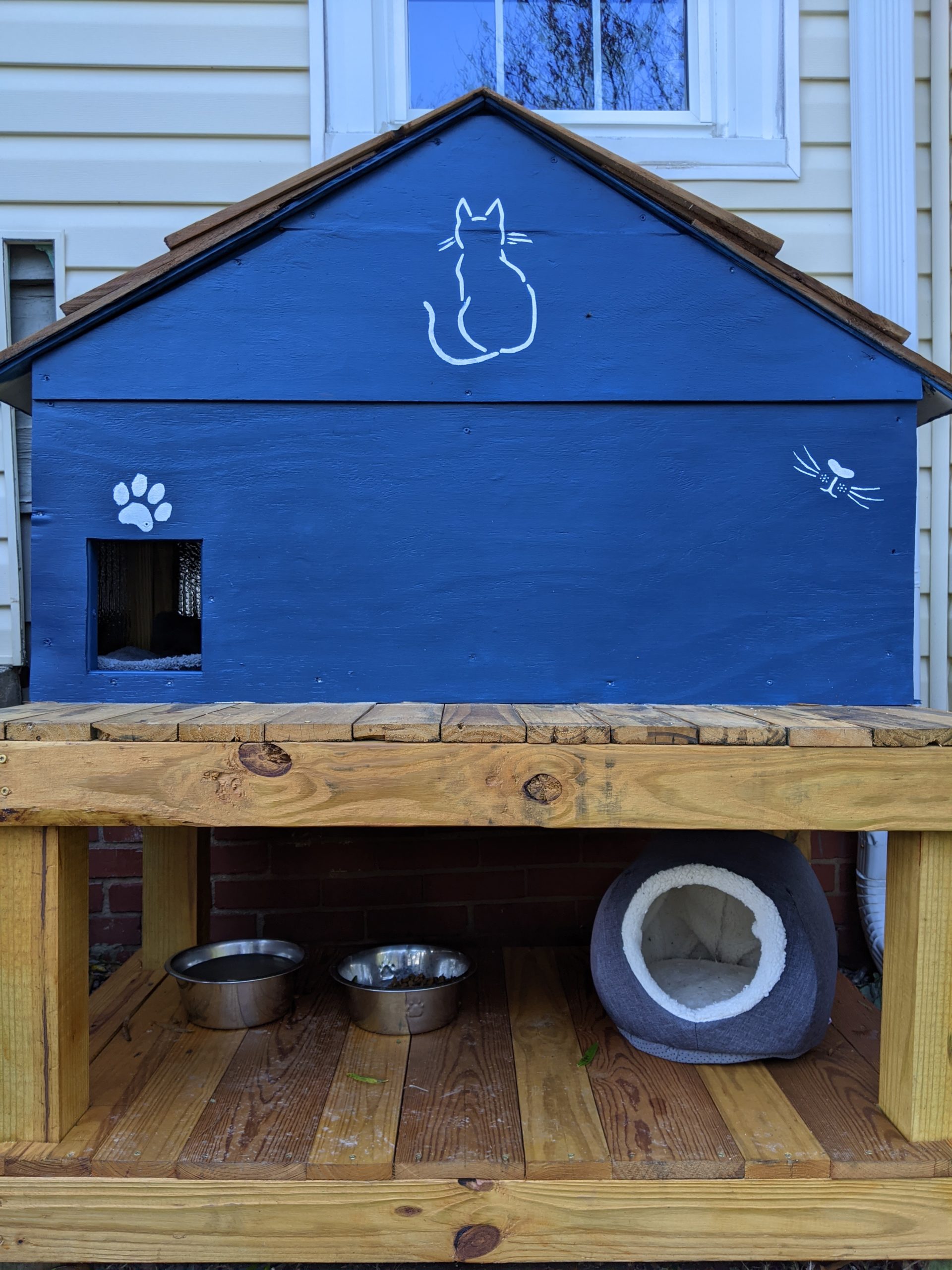 DIY Outdoor Cat Shelter